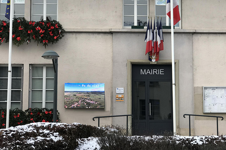 Ecran LED mural comme panneau d'information. Mairie.