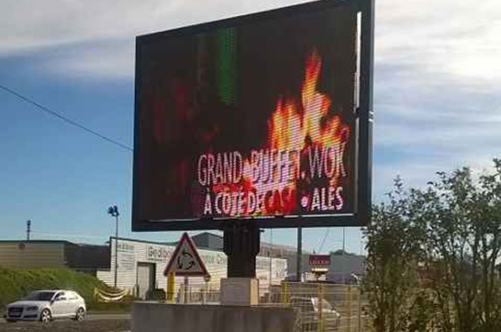 Bord de route sur massif apparent P10